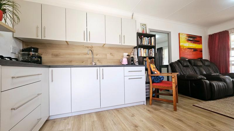 6 Bedroom Property for Sale in Fraaiuitsig Western Cape